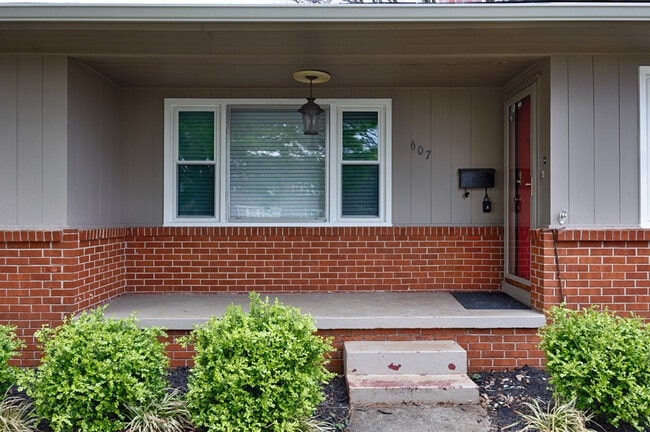 Photo - 607 Bob Wallace Ave SW