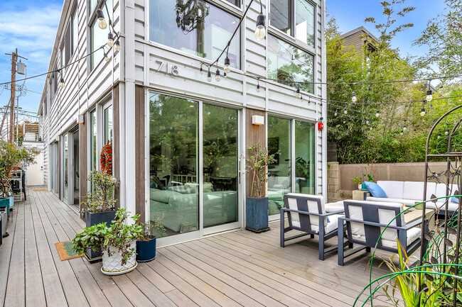 Great front entertaining patio - 718 Marine St Rental