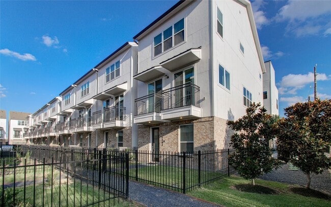 1262 N Post Oak Rd