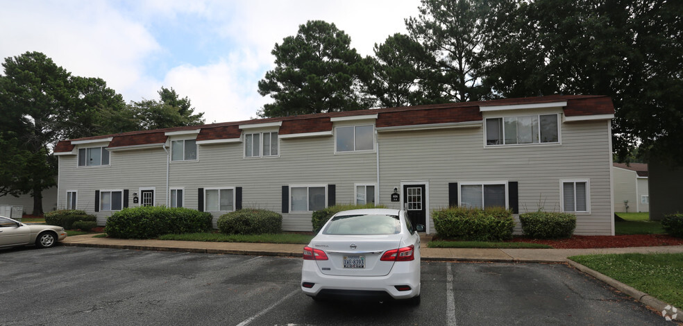 NEWLY RENOVATED - Newport Commons Apartments For Rent in Newport News