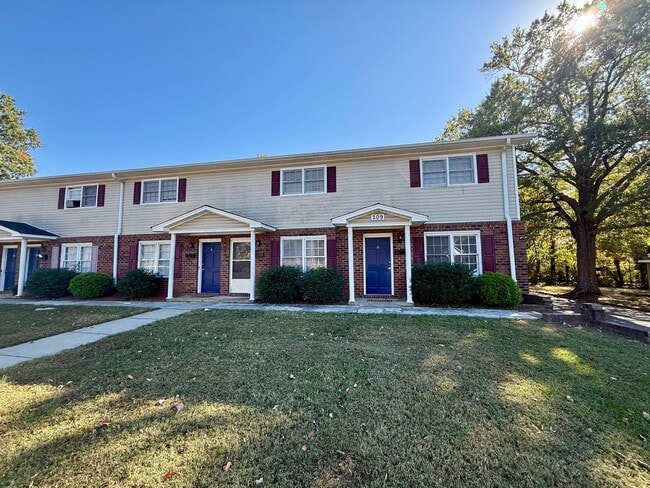 Building Photo - Two bedroom, 1.5 bath in Graham--McAden Place Unit A