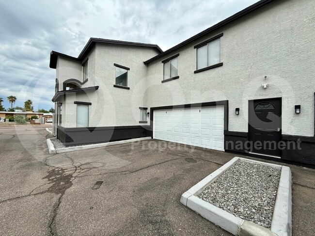 Building Photo - 2153 W Morten Ave