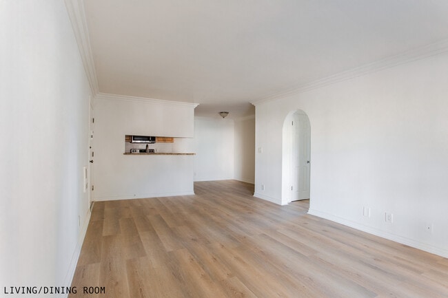 living/dining room - 2616 5th St Apartments