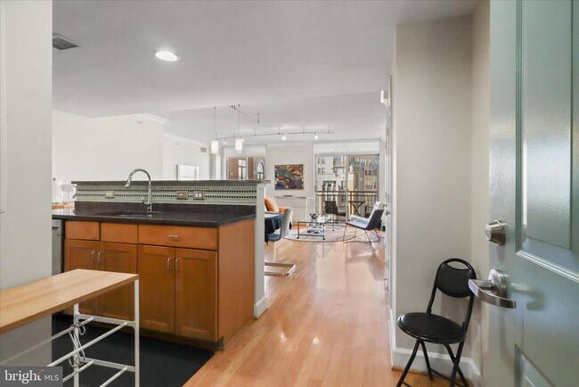 Building Photo - 1220 N Fillmore St Unit 909