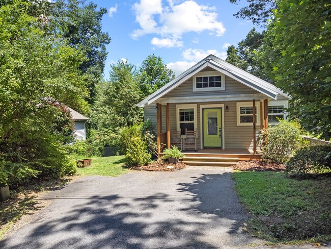 Delightful 3-Bedroom, 2-Bathroom Outside o... - Delightful 3-Bedroom, 2-Bathroom Outside o... Casa