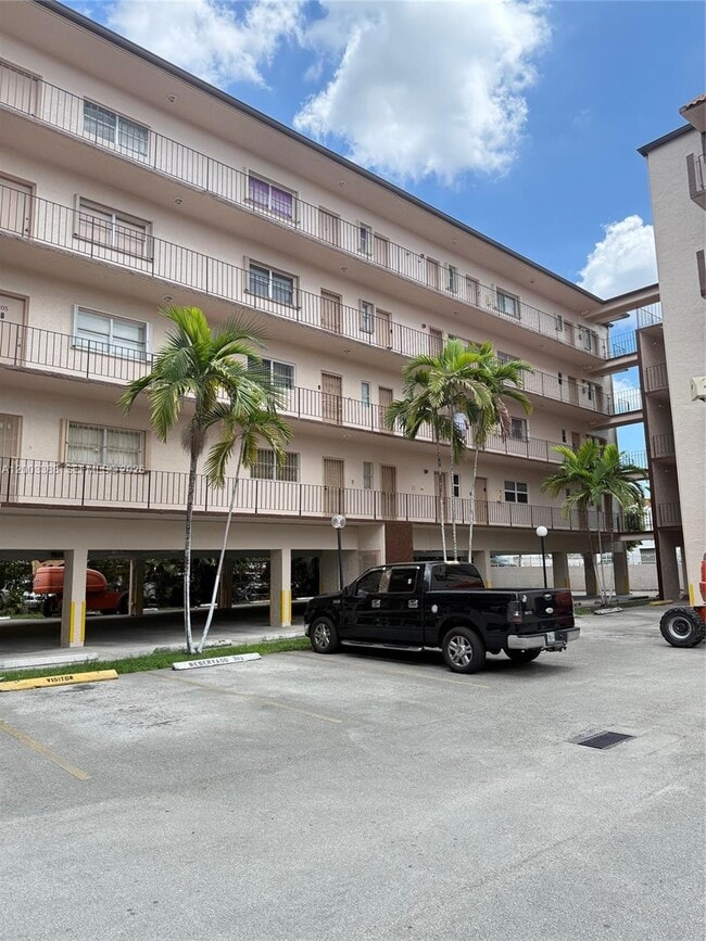 Building Photo - 1950 W 54th St Unit 115