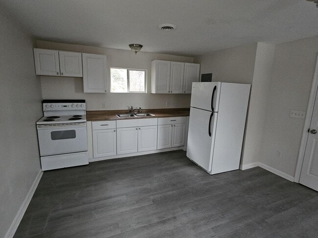 Photo - Charming Cottage with Lake View!