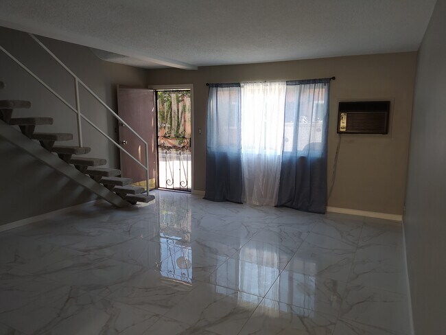 Entry/Living Room - 7549 N Hollywood Way Unidad 4