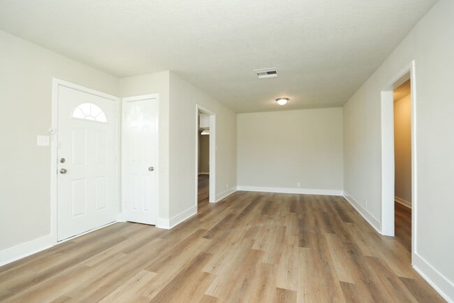 Photo - 631 Edgebrook Dr