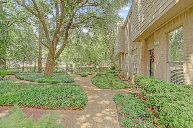 Building Photo - 2100 Tanglewilde St Unit #77