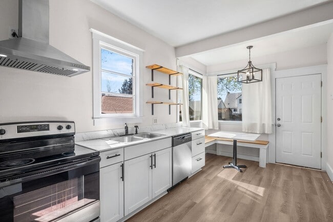 Building Photo - Great Location! Northtown Charmer!