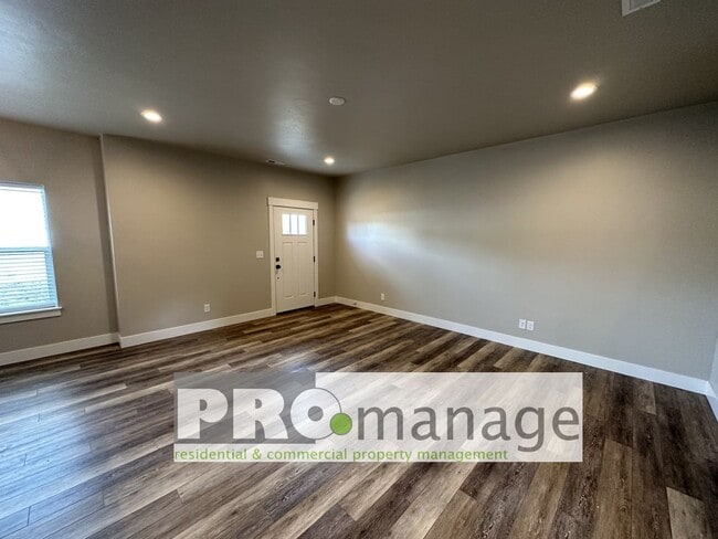 Photo - 3 Bed, 2.5 Bath Townhome w/ 2-Car Garage - NEAR NEW - Ammon