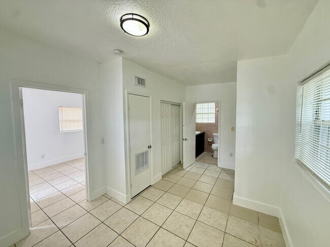 Photo - 1345 NW 55th St Unidad 1345 NW 55th Street #2