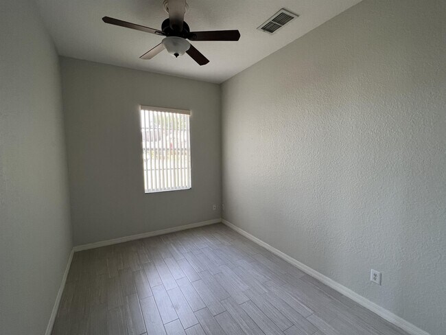 Photo - 874 Birkdale St