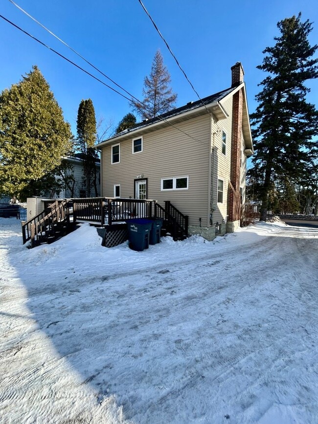 Photo - Available June 2025 - 5 Bed, 1 Bath home near campus!