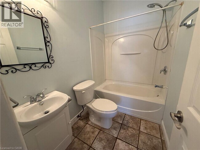 Photo - 947 Main St E Unité 1