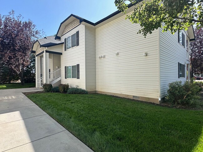 Building Photo - Avenger Lane Unit 101