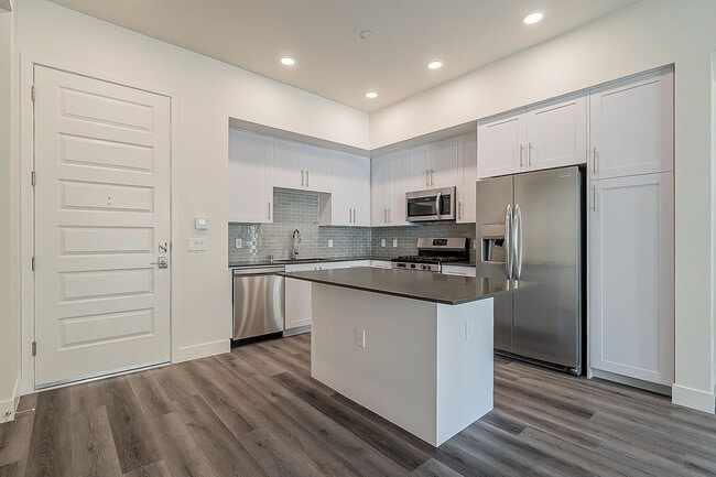 Building Photo - Beautiful One Bedroom in Old Town! Unit 1016