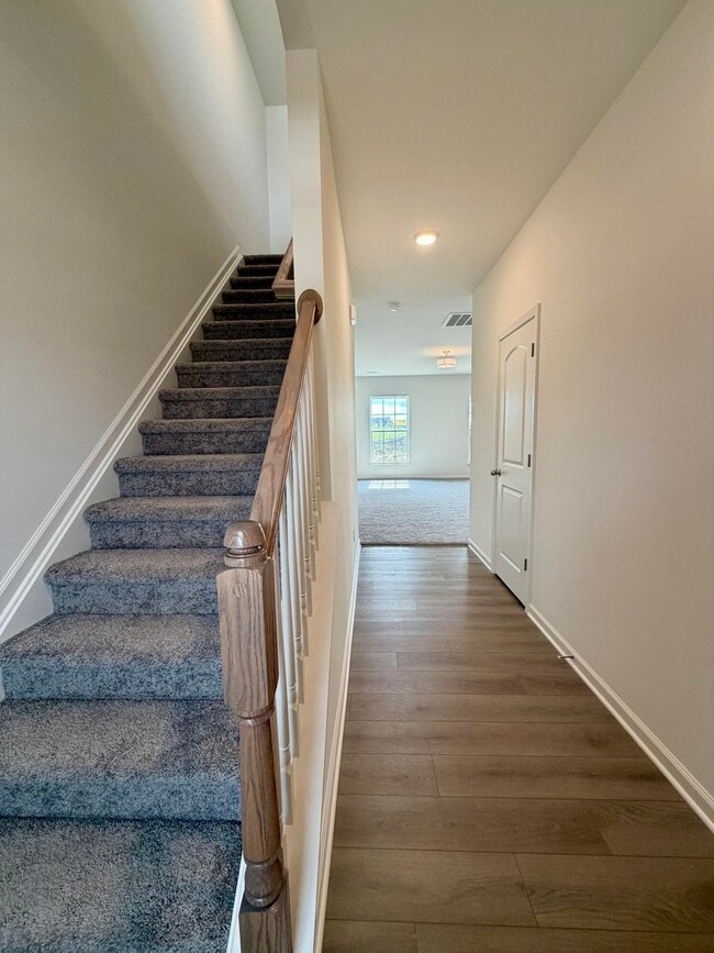 Photo - 836 Halford Pl