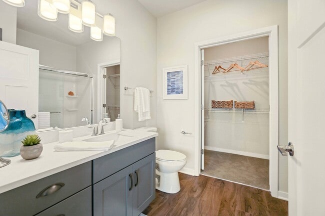 Seasons en Mount Pleasant Apartments en Mount Pleasant, Wisconsin. El lujo, estilo condominio, de apartamentos tipo estudio, de 1 habitación, 2 habitaciones, y apartamentos de 3 habitaciones, con garajes privados y entradas - Seasons at Mount Pleasant