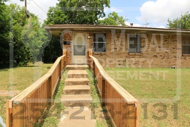 Building Photo - 812 Pecan Cir Unit C Rental