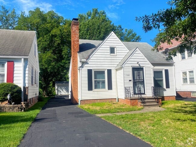Building Photo - 3 Bed - 1.5 Bath Cape Cod for Rent! Rental