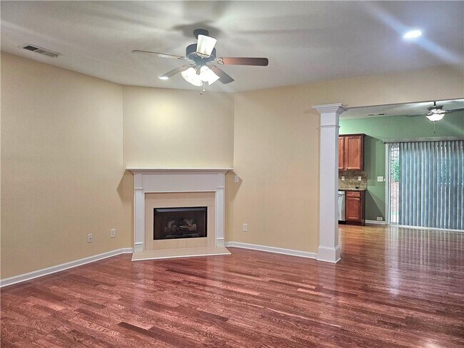 Photo - 2712 Beynon Ln NE