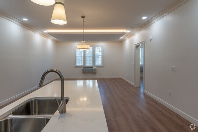 1BR, 1BA, 1 DEN – 942SF - Dining/Living Room