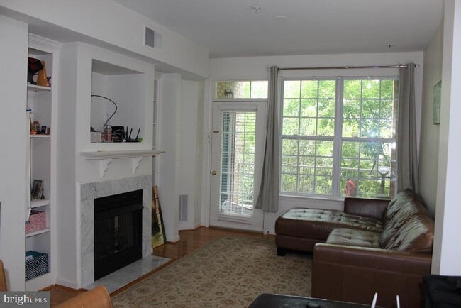 Building Photo - 2663 Manhattan Pl Unit 109