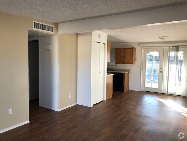 Building Photo - Conveniently Located 3Bdm 2Ba Townhome!