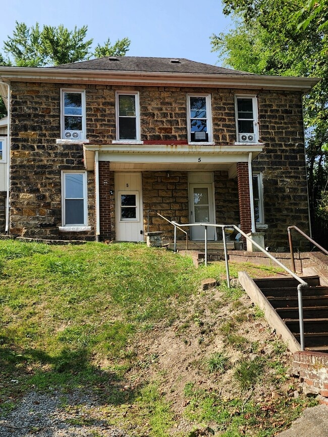Building Photo - 5 E Division St