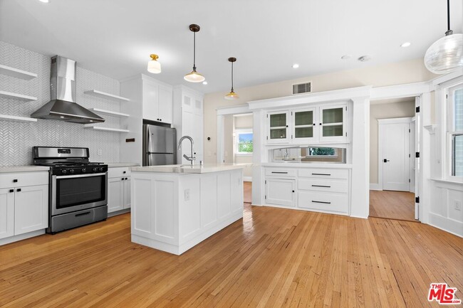 Photo - 1140 Lemoyne St Unit 1140 1/2