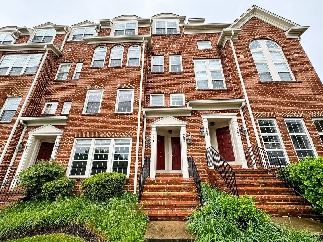 Fantastic 3 Bed 2.5 Bath Brick Townhome In... - Fantastic 3 Bed 2.5 Bath Brick Townhome In...