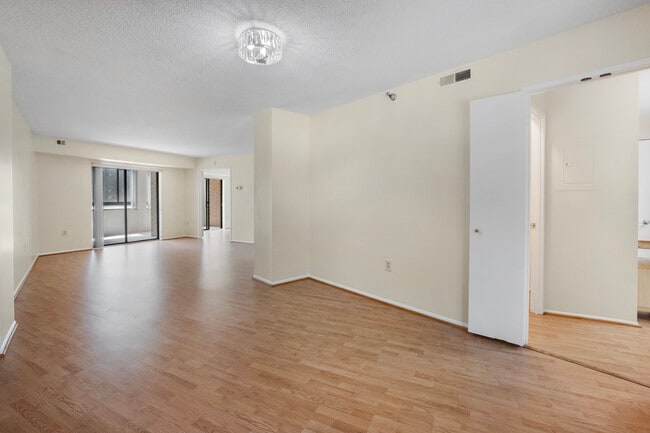 Spacious Living & Dining Area - 15115 Interlachen Dr Unit 112