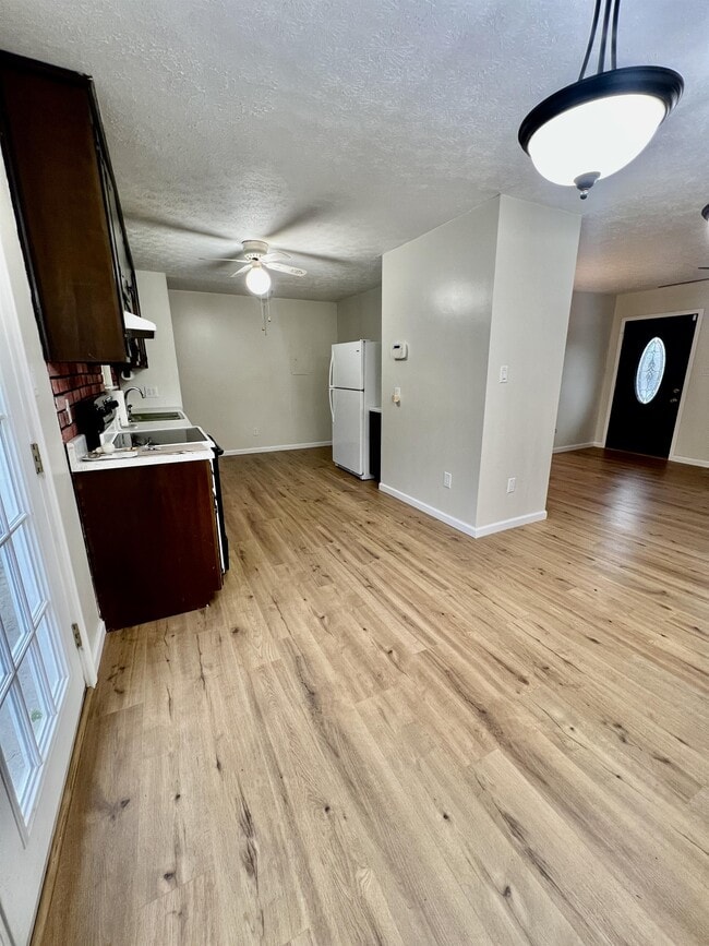 Photo - 407 Shawnee Dr