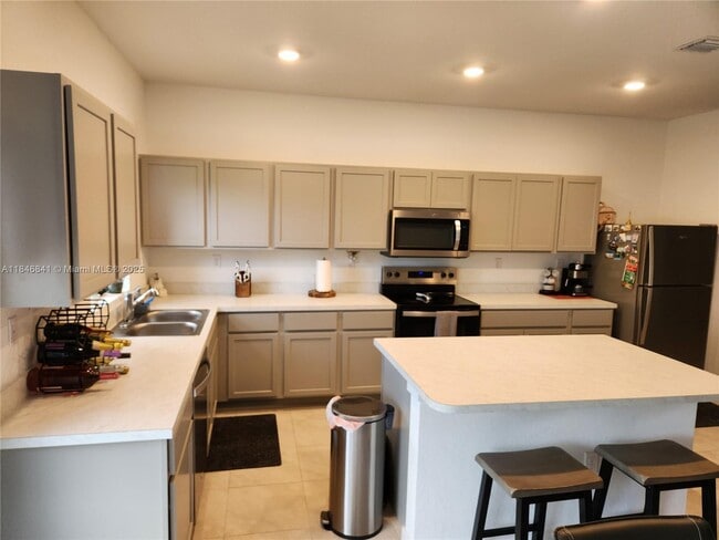 Photo - 880 NW 3rd Way