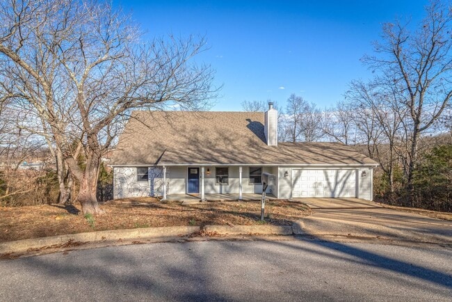 Updated 5 Bedroom Home Located in the High... - Updated 5 Bedroom Home Located in the High...