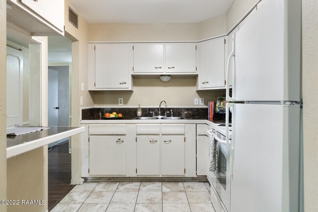 Photo - 211 Versailles Blvd Unit 11