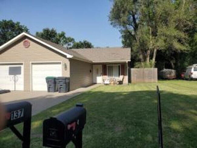 Spacious 3 Bedroom / 2 Bath Duplex - Spacious 3 Bedroom / 2 Bath Duplex