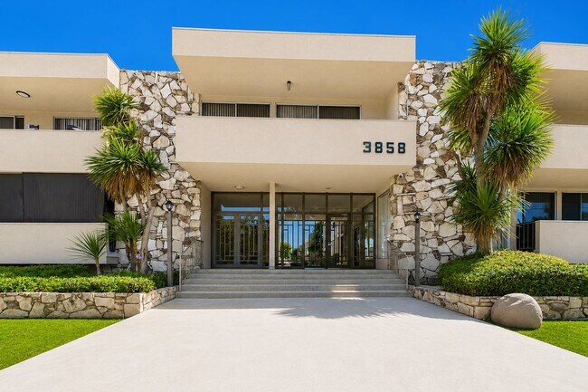 Photo - Commodore Apartments