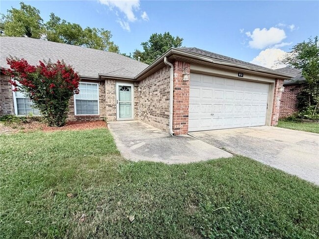 Building Photo - 812 Oakwood Ct Rental