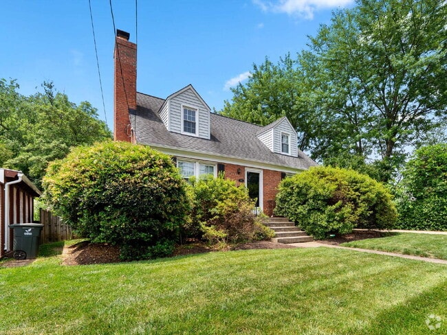 Building Photo - Classic Charm in Arlington Rental