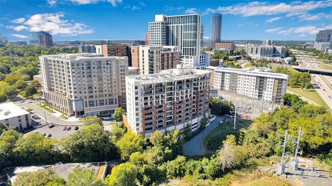 Building Photo - 701 Royal Ct Unit 412