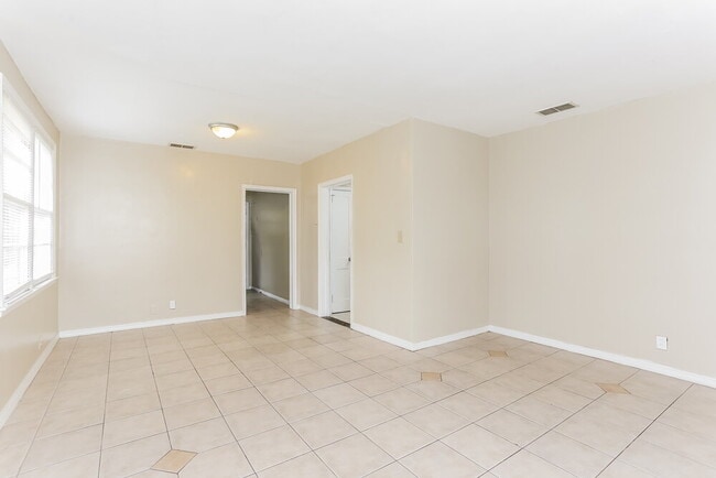 Photo - 2025 Prospect St E