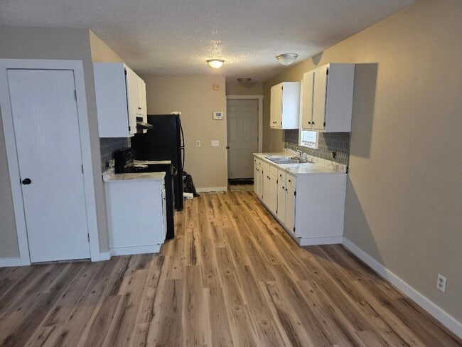 Photo - 720 Fraser St