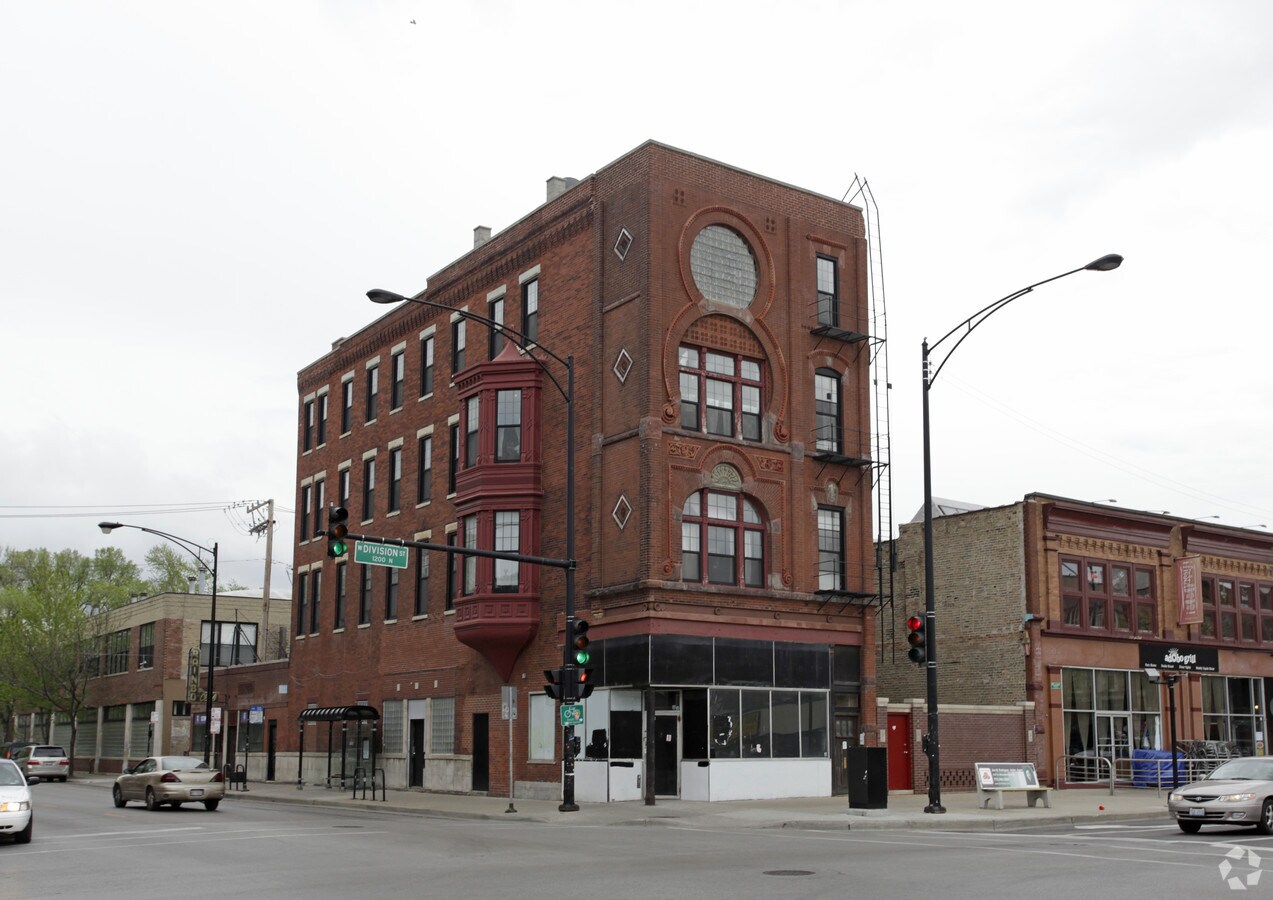 Photo - 2001 W Division St Apartments