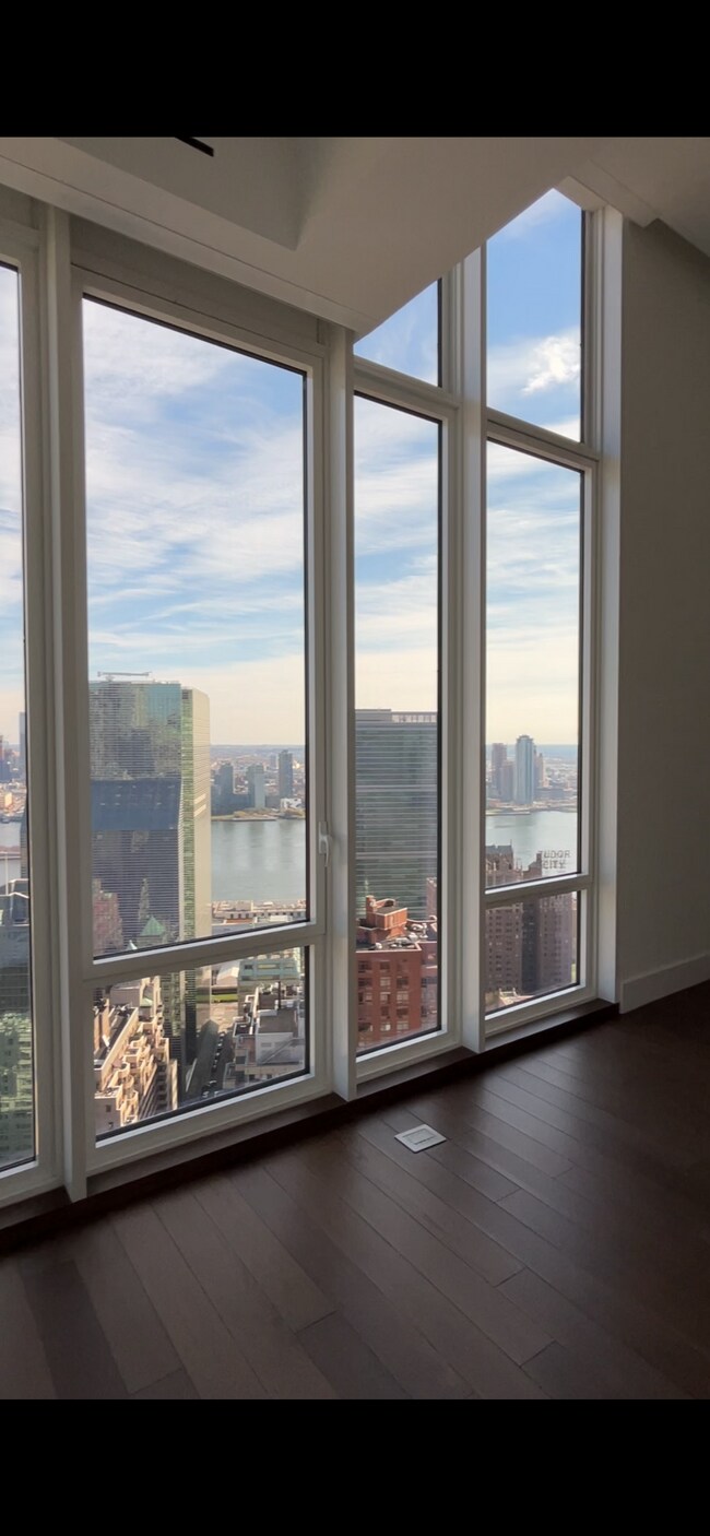 Photo - 210 E 44th St Unidad PHJ