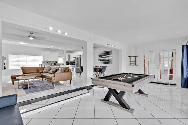 Building Photo - 1712 NE 18th Ave Unit ID1372333P