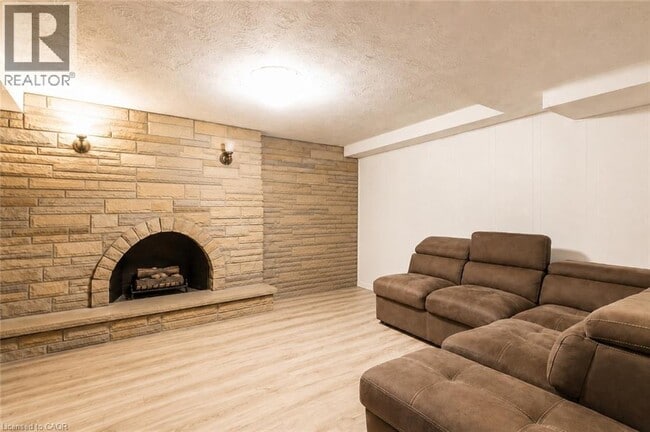 Photo - 404 Queenston Rd