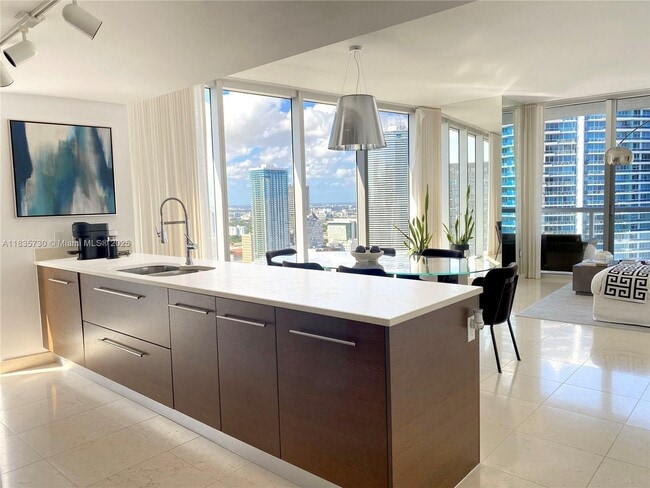 Building Photo - 475 Brickell Ave Unit 3915 Rental